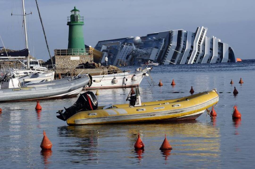 Gelbėtojai nutraukė aukų paiešką „Costa Concordia“ laive