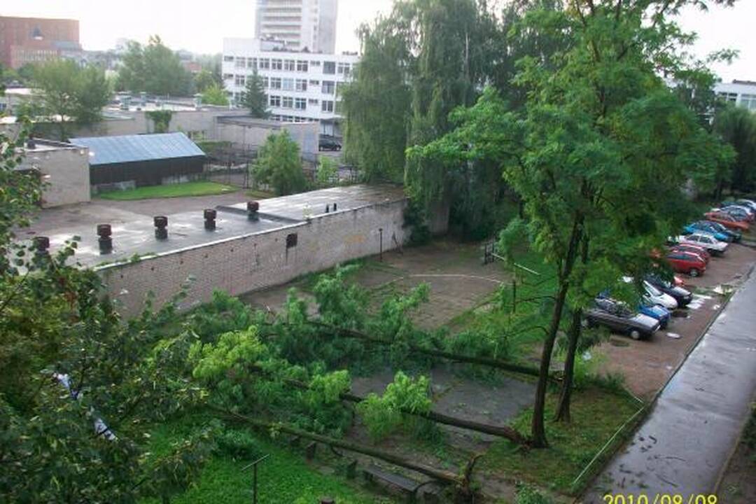 Sekmadienio naktį miestą nusiaubė audra (papildyta)