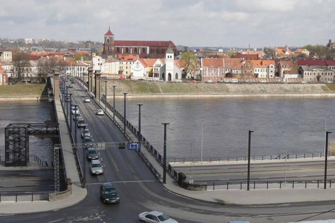 Automobilių kolona išlydint D.Kedį sudarė spūstis 