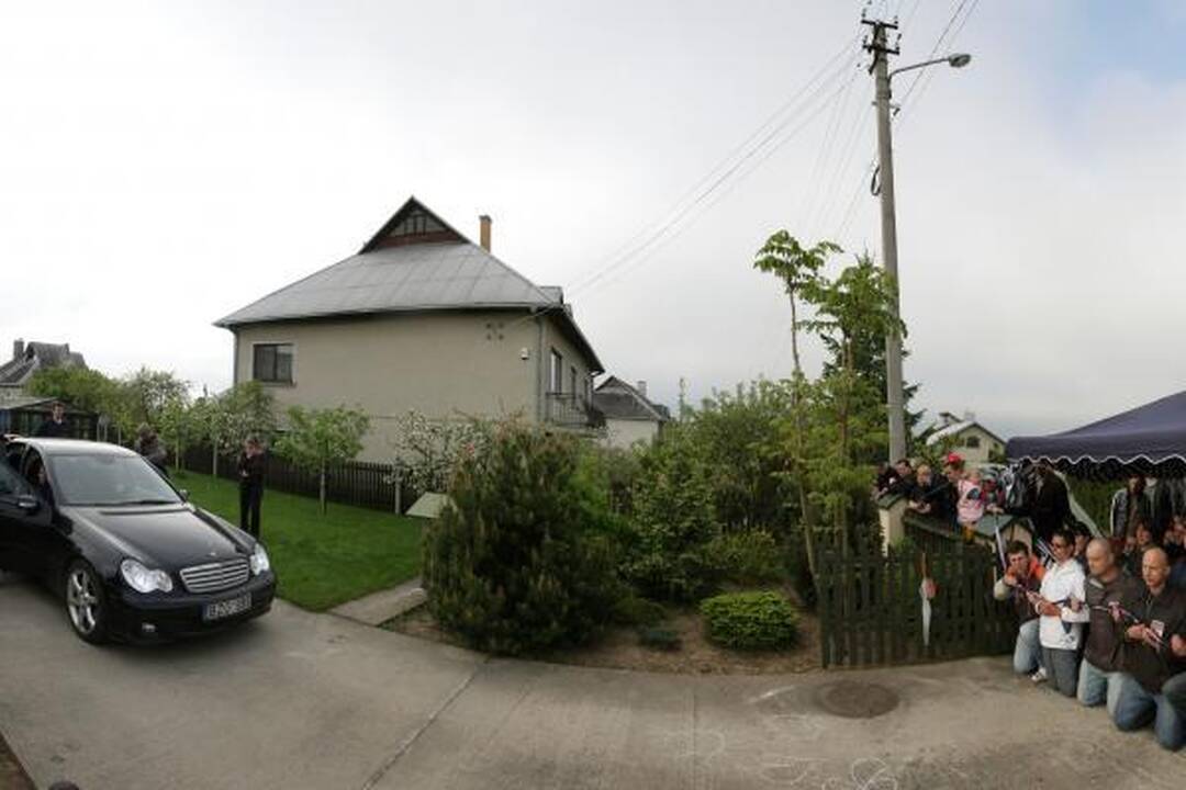 Žmonės neišleido D.Kedžio dukros į susitikimą su mama