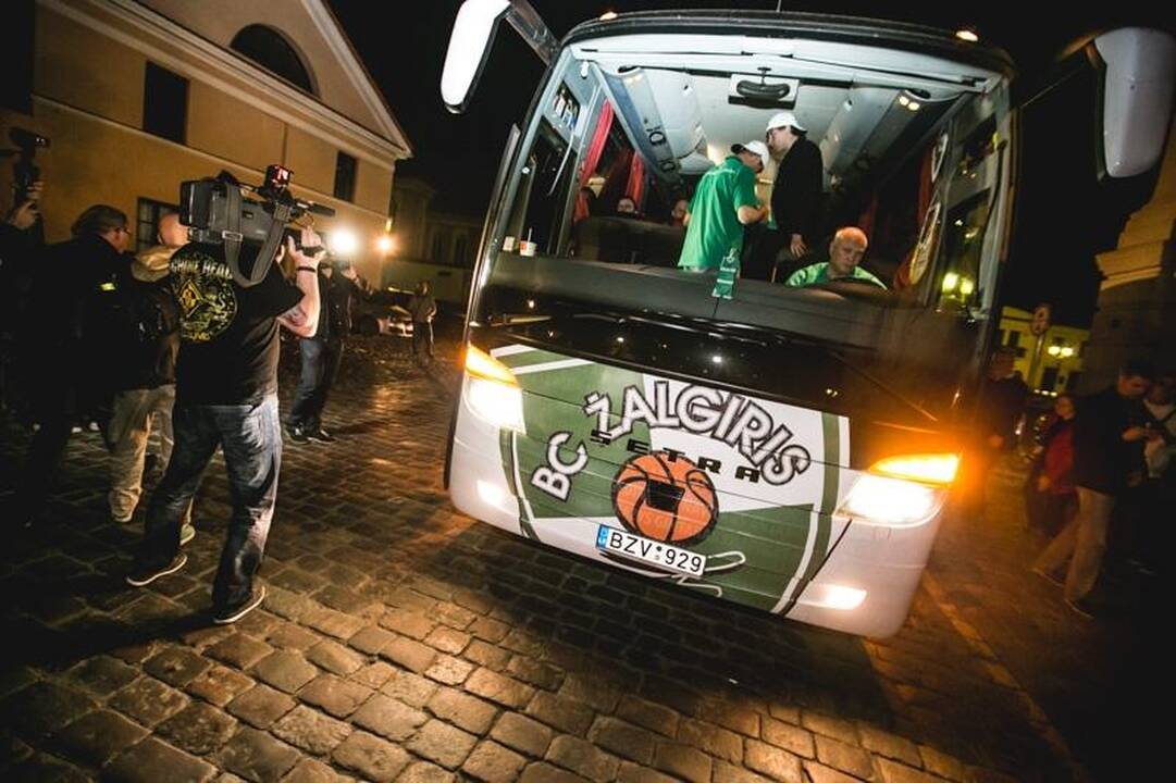 Laimingi sirgaliai Rotušės aikštėje skandavo „Žalgirio“ vardą 