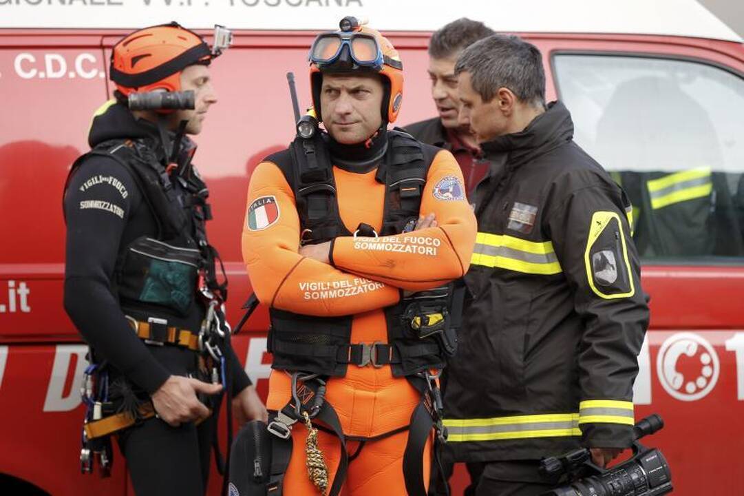 Narai tęsia iš apvirtusio kruizinio laivo dingusių žmonių paiešką