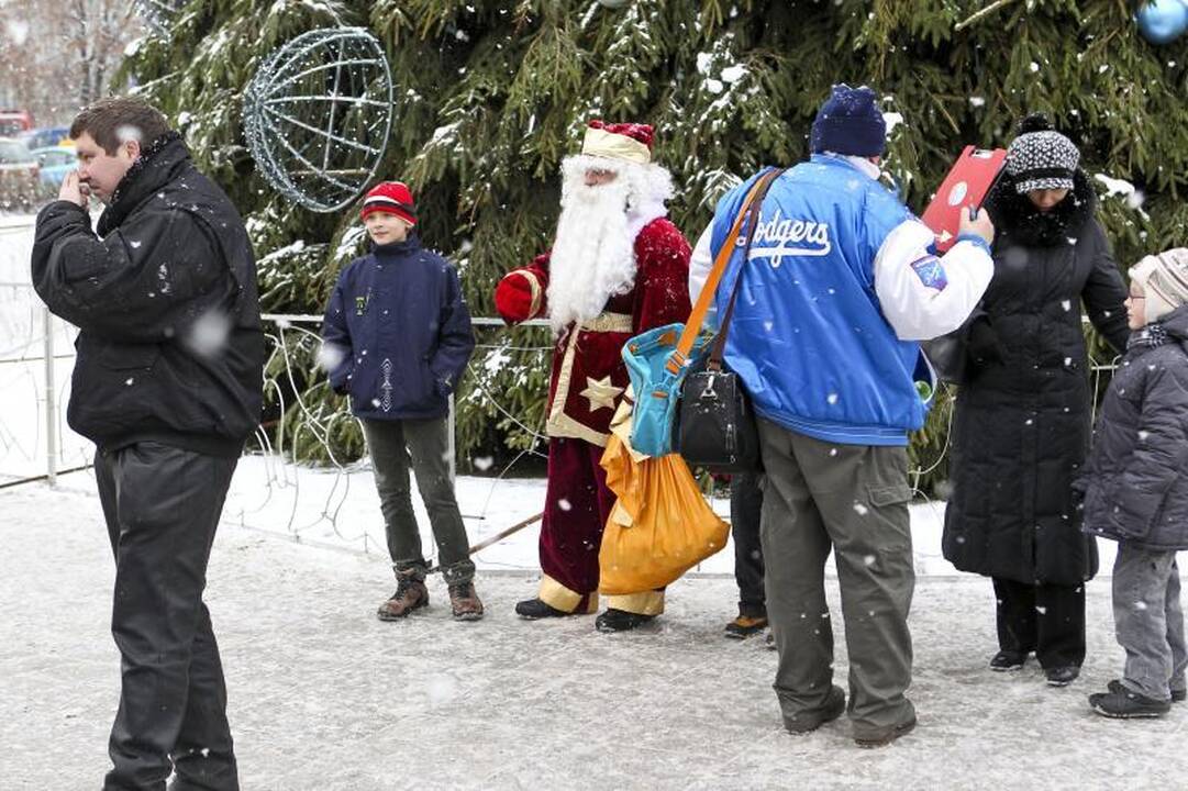 Katedros aikštėje Kalėdų Senelis už nuotrauką su juo prašo pinigų 
