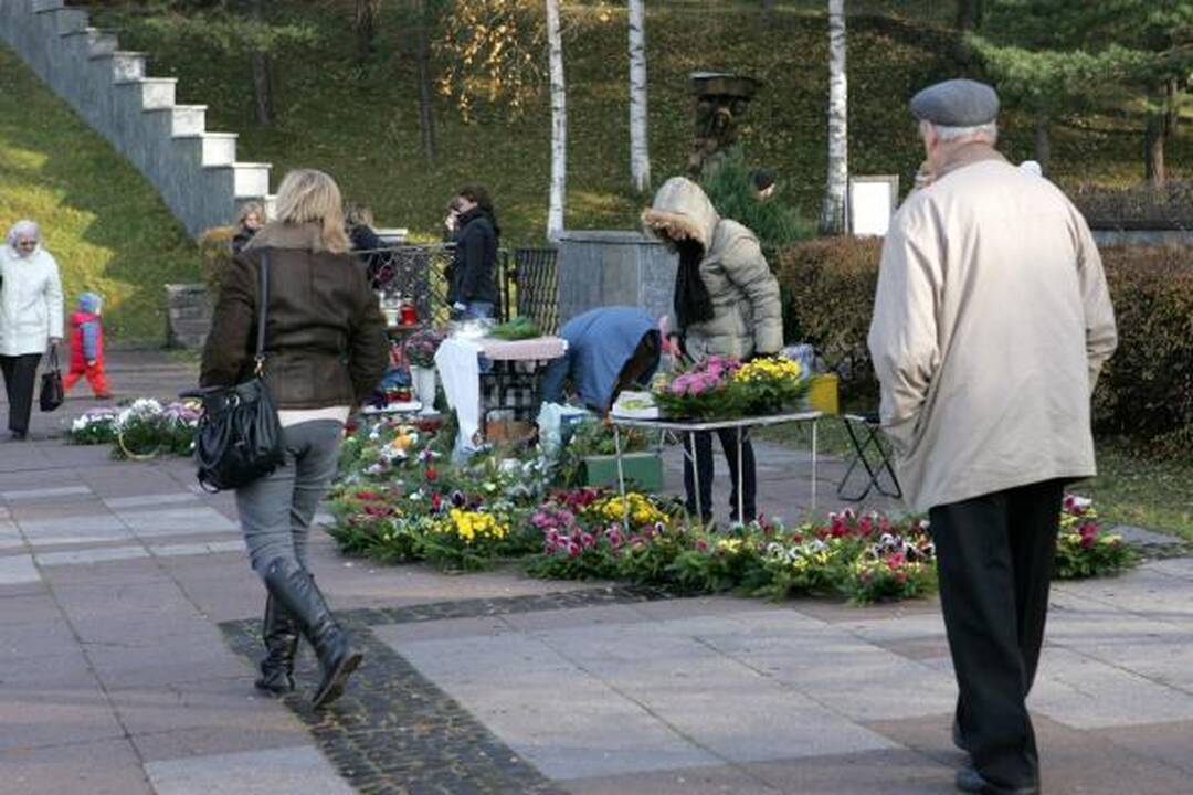 Mertinai A.Brazausko kapą aplankė Vėlinių išvakarėse