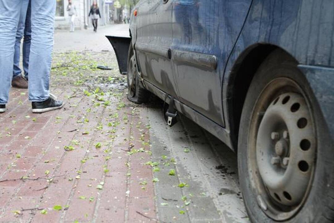 Automobilis rėžėsi į medį