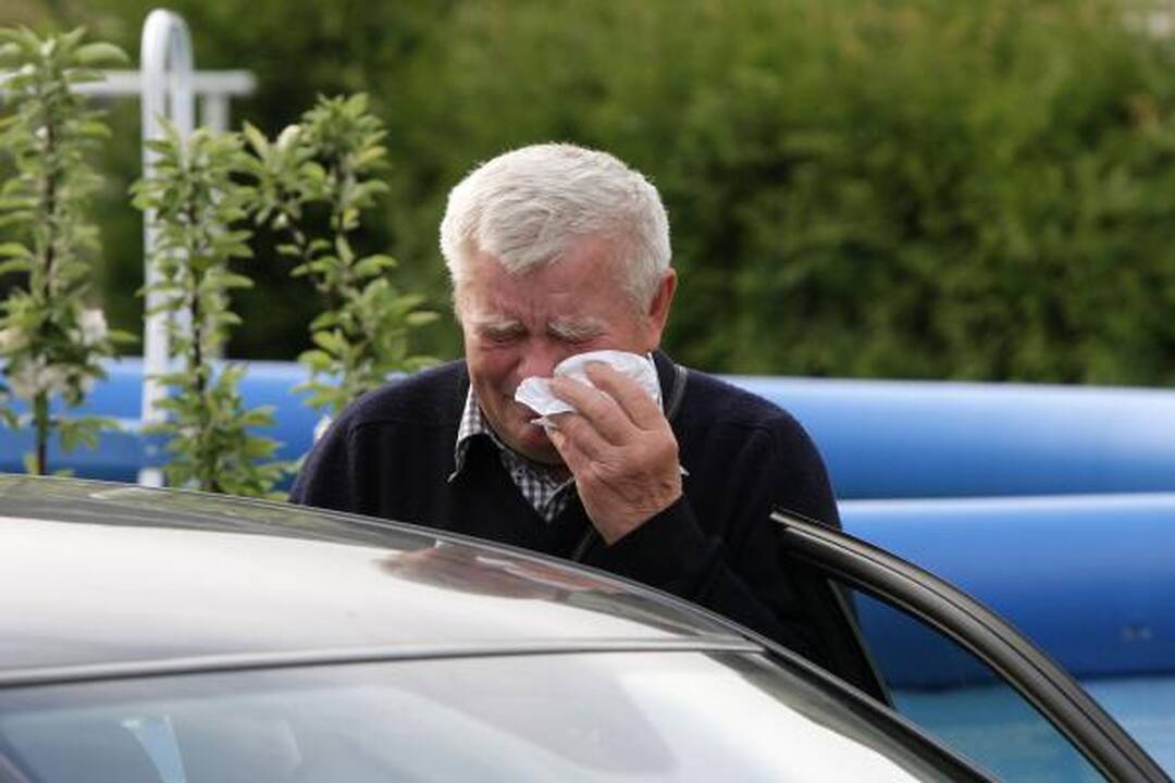 Žmonės neišleido D.Kedžio dukros į susitikimą su mama