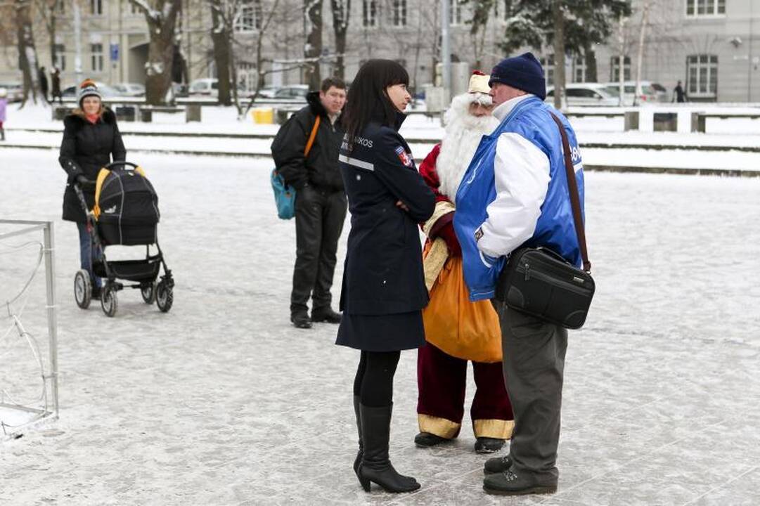 Katedros aikštėje Kalėdų Senelis už nuotrauką su juo prašo pinigų 