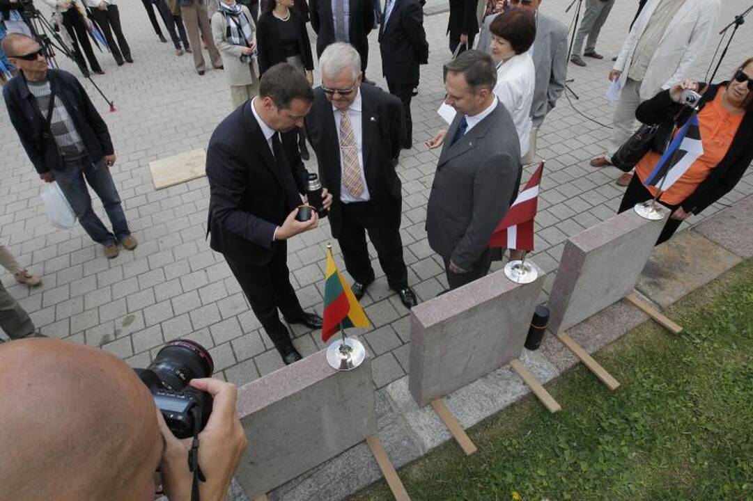 Baltijos keliui atminti sostinių vadovai įmontavo plytelę