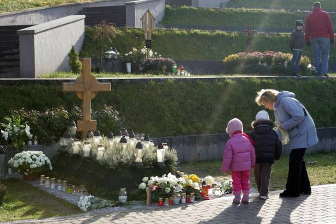 Mertinai A.Brazausko kapą aplankė Vėlinių išvakarėse