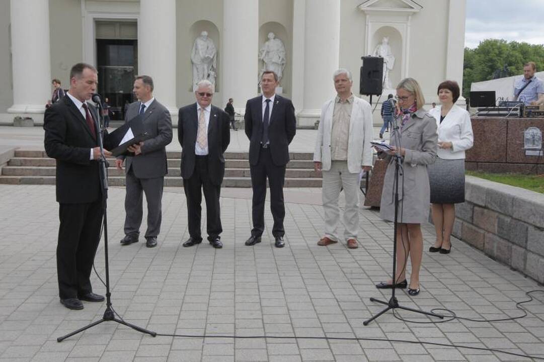 Baltijos keliui atminti sostinių vadovai įmontavo plytelę
