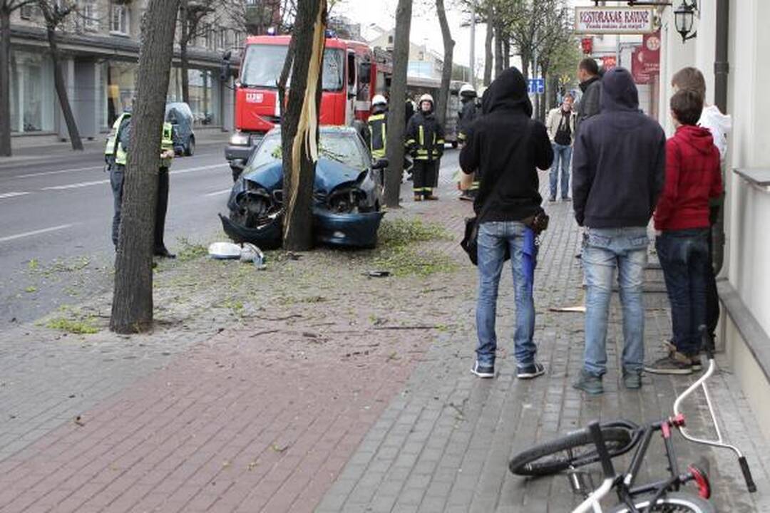 Automobilis rėžėsi į medį