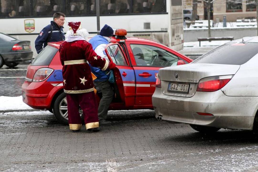 Katedros aikštėje Kalėdų Senelis už nuotrauką su juo prašo pinigų 