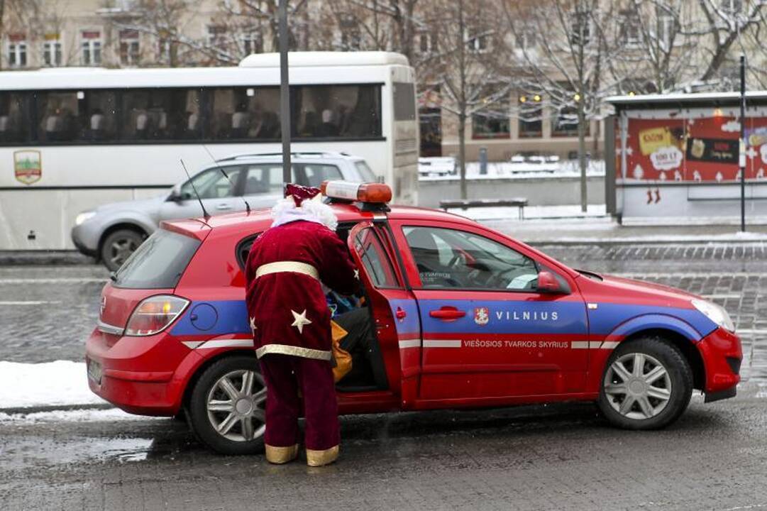 Katedros aikštėje Kalėdų Senelis už nuotrauką su juo prašo pinigų 