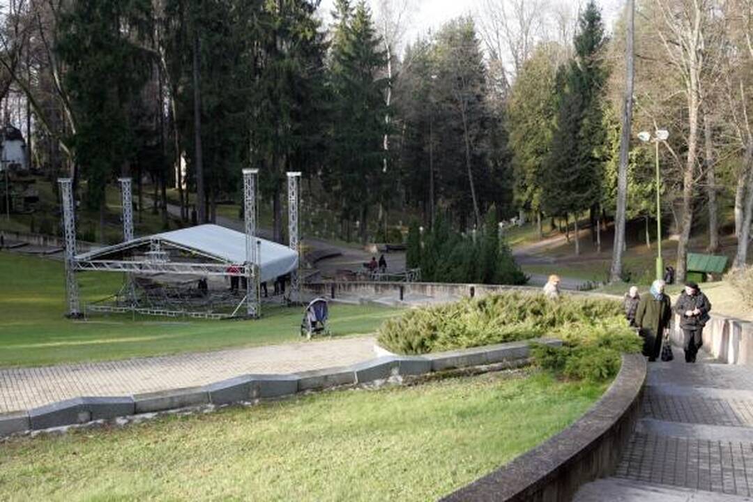 Mertinai A.Brazausko kapą aplankė Vėlinių išvakarėse