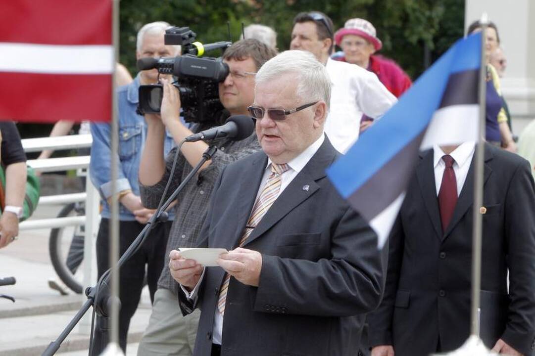 Baltijos keliui atminti sostinių vadovai įmontavo plytelę