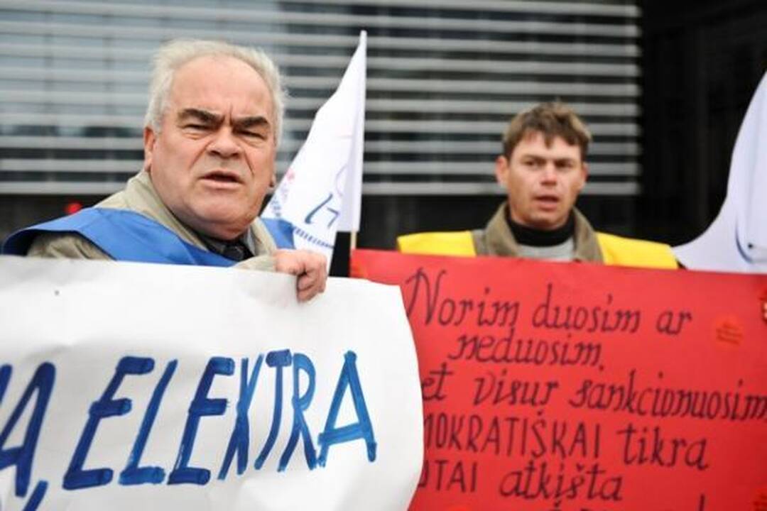 Profsąjungos pradėjo protestus prie ministerijų ir savivaldybių (papildyta)