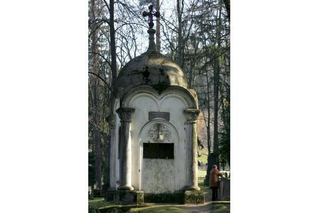 Mertinai A.Brazausko kapą aplankė Vėlinių išvakarėse