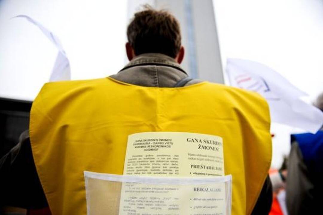 Profsąjungos pradėjo protestus prie ministerijų ir savivaldybių (papildyta)