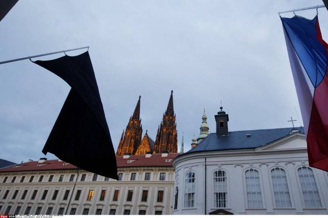 Čekijoje žmonės eina į gatves pareikšti pagarbos V.Havelui