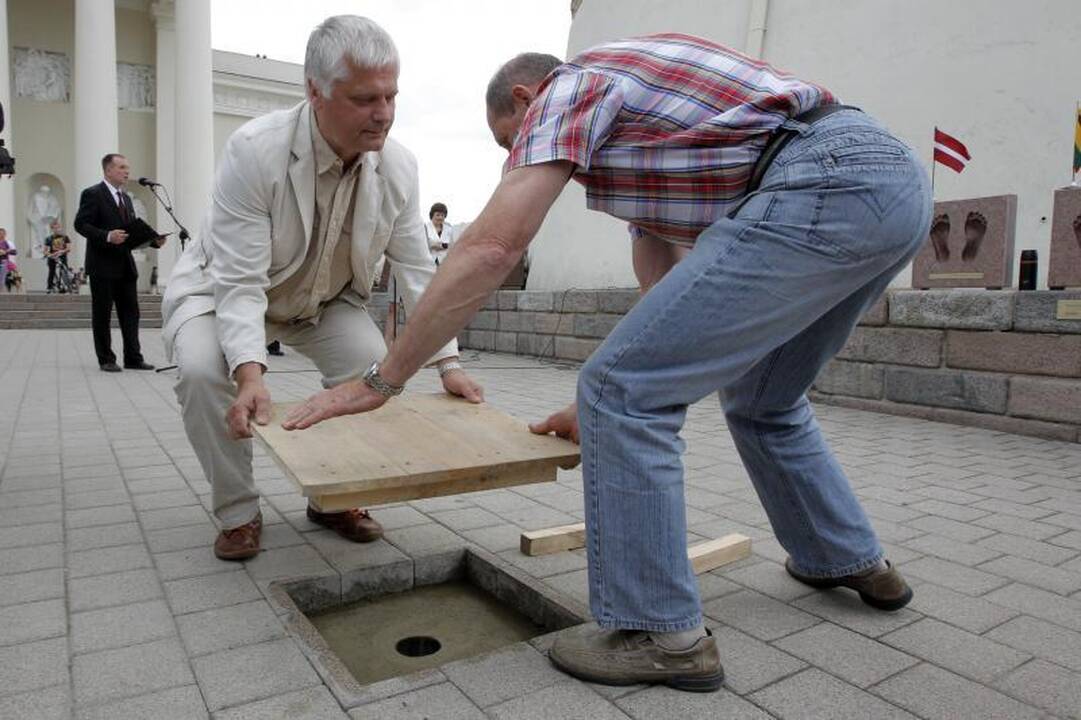 Baltijos keliui atminti sostinių vadovai įmontavo plytelę