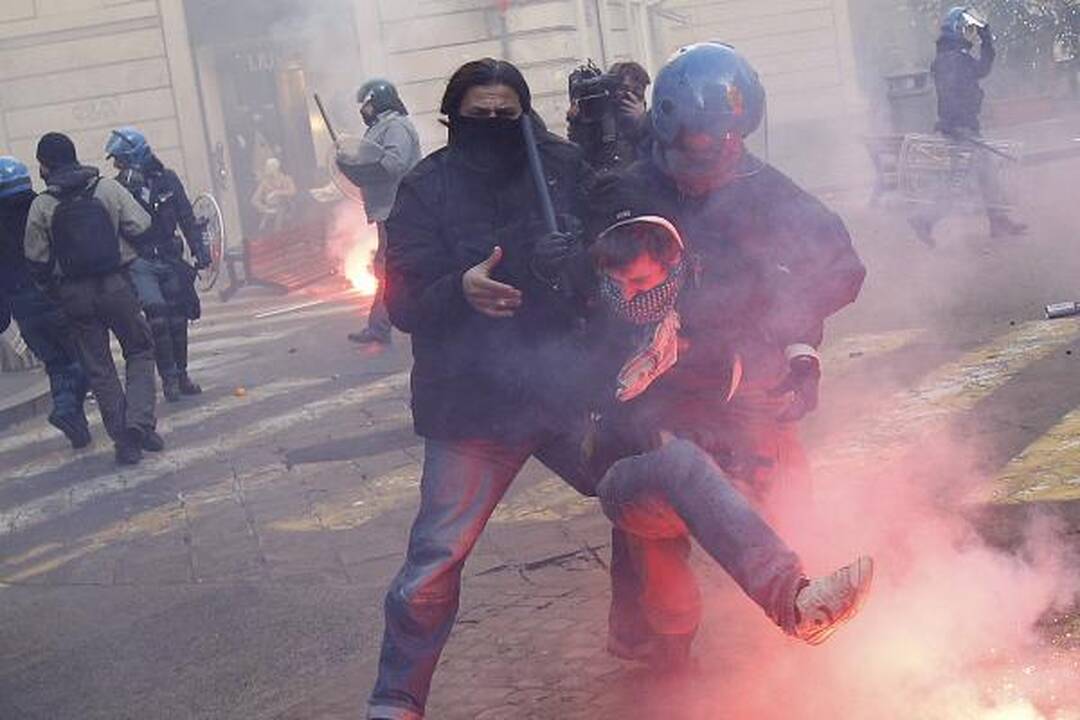 Italijos premjero S.Berlusconi priešininkai surengė riaušes sostinės centre