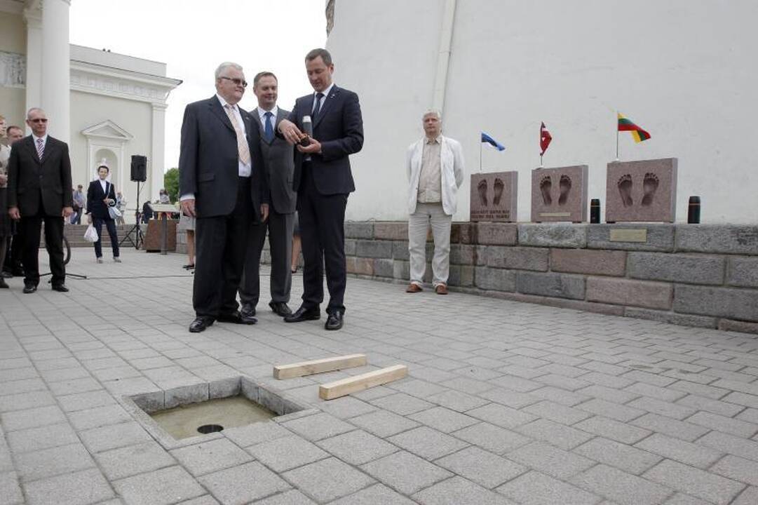 Baltijos keliui atminti sostinių vadovai įmontavo plytelę