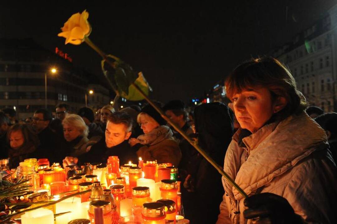 Čekijoje žmonės eina į gatves pareikšti pagarbos V.Havelui