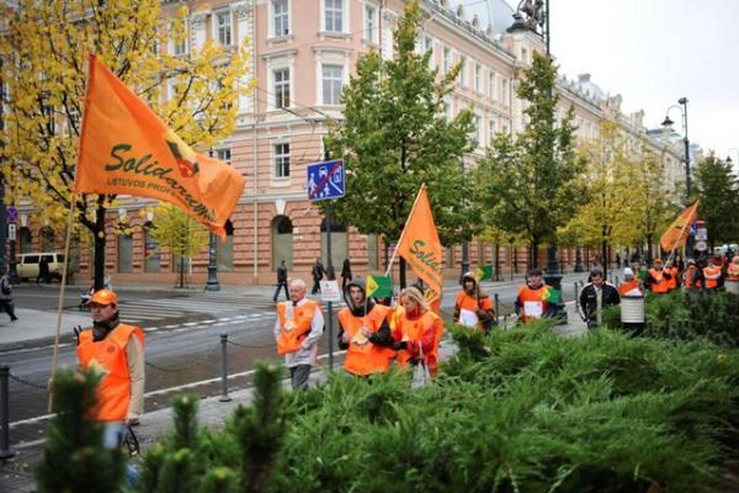 Profsąjungos pradėjo protestus prie ministerijų ir savivaldybių (papildyta)