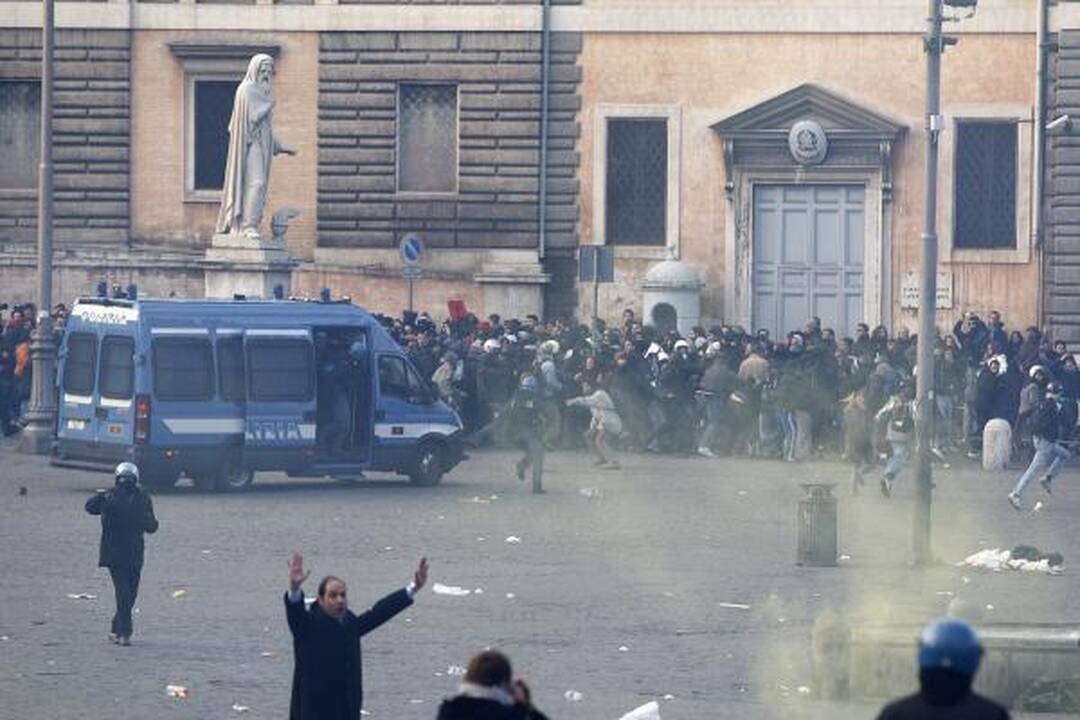 Italijos premjero S.Berlusconi priešininkai surengė riaušes sostinės centre