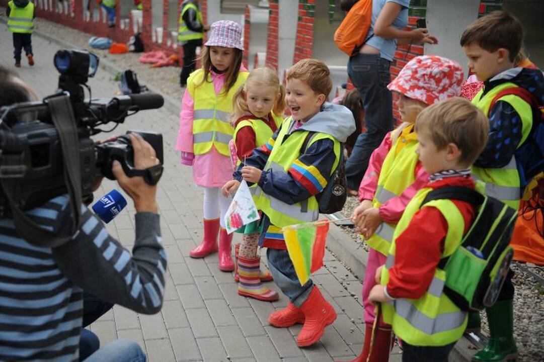 Vaikų darželių auklėtiniai pakartojo Baltijos kelią