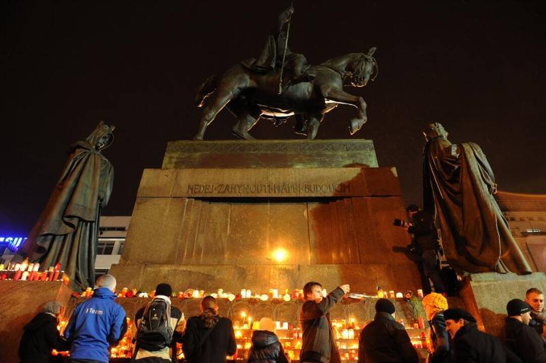 Čekijoje žmonės eina į gatves pareikšti pagarbos V.Havelui