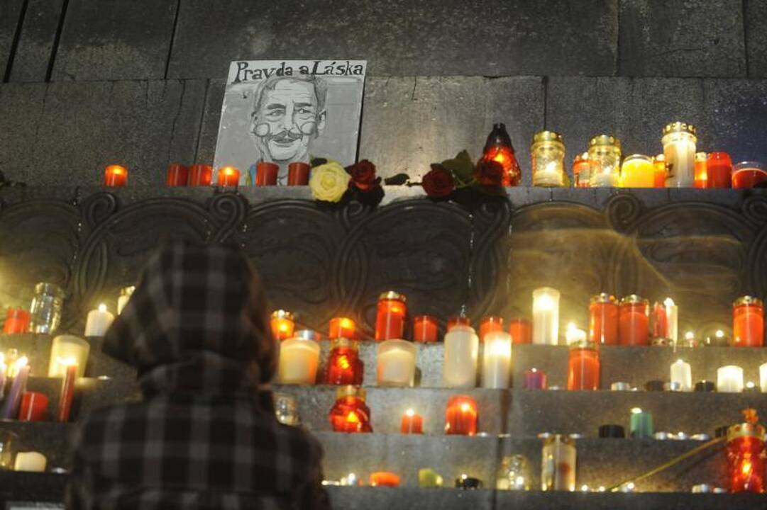 Čekijoje žmonės eina į gatves pareikšti pagarbos V.Havelui