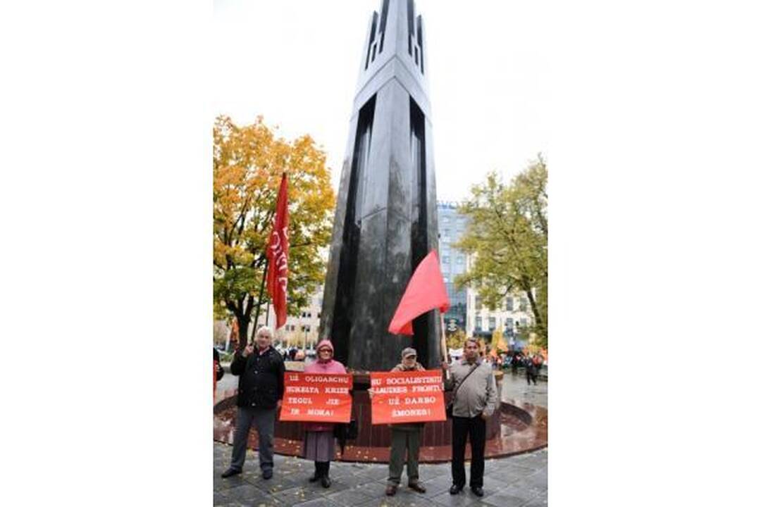 Profsąjungos pradėjo protestus prie ministerijų ir savivaldybių (papildyta)