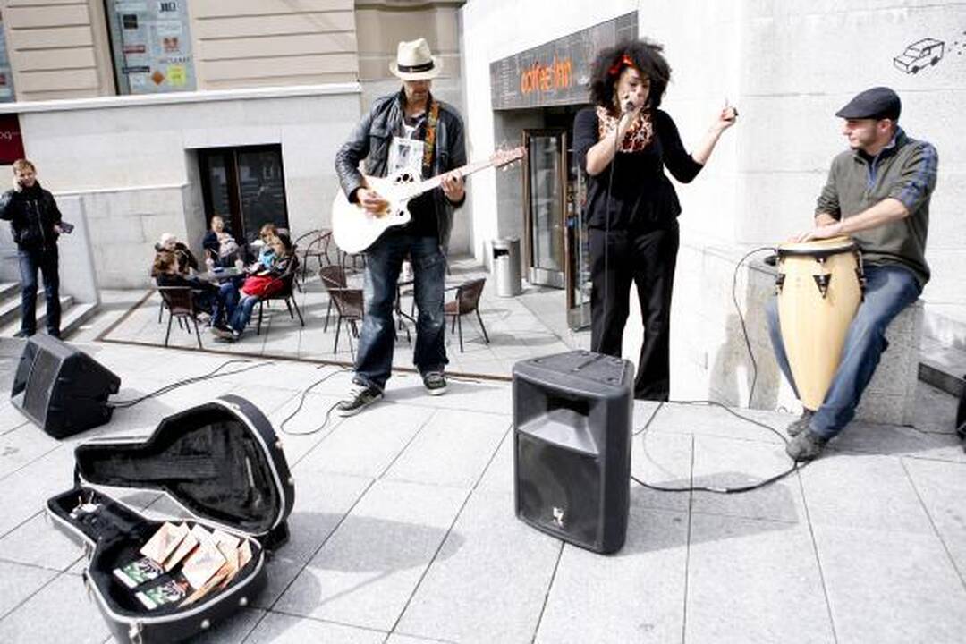 "Dub Mafia" prieš vakarėlį kojas apšilo Gedimino prospekte
