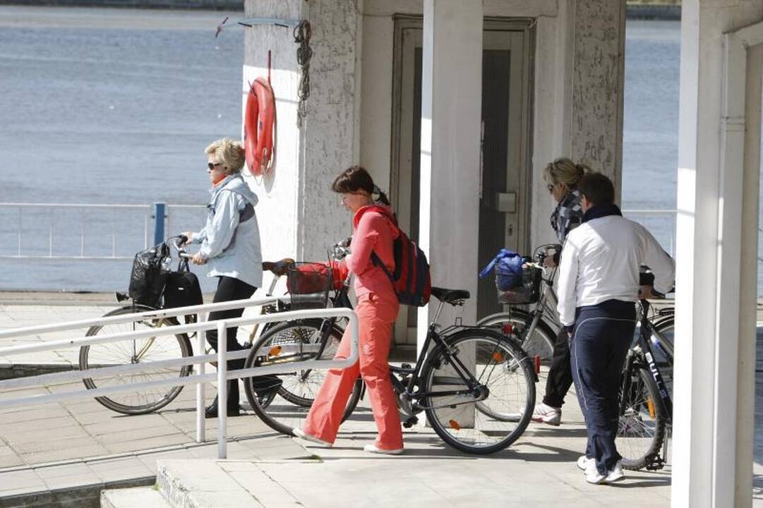 Į Smiltynę keliančiuose keltuose – apgultis