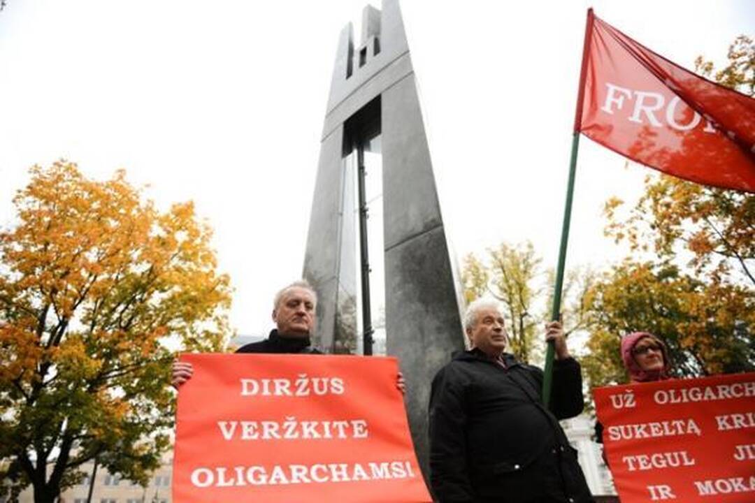 Profsąjungos pradėjo protestus prie ministerijų ir savivaldybių (papildyta)