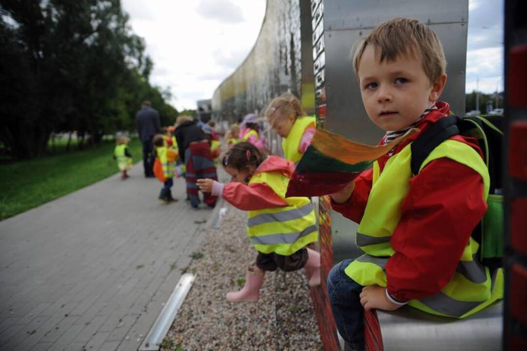 Vaikų darželių auklėtiniai pakartojo Baltijos kelią