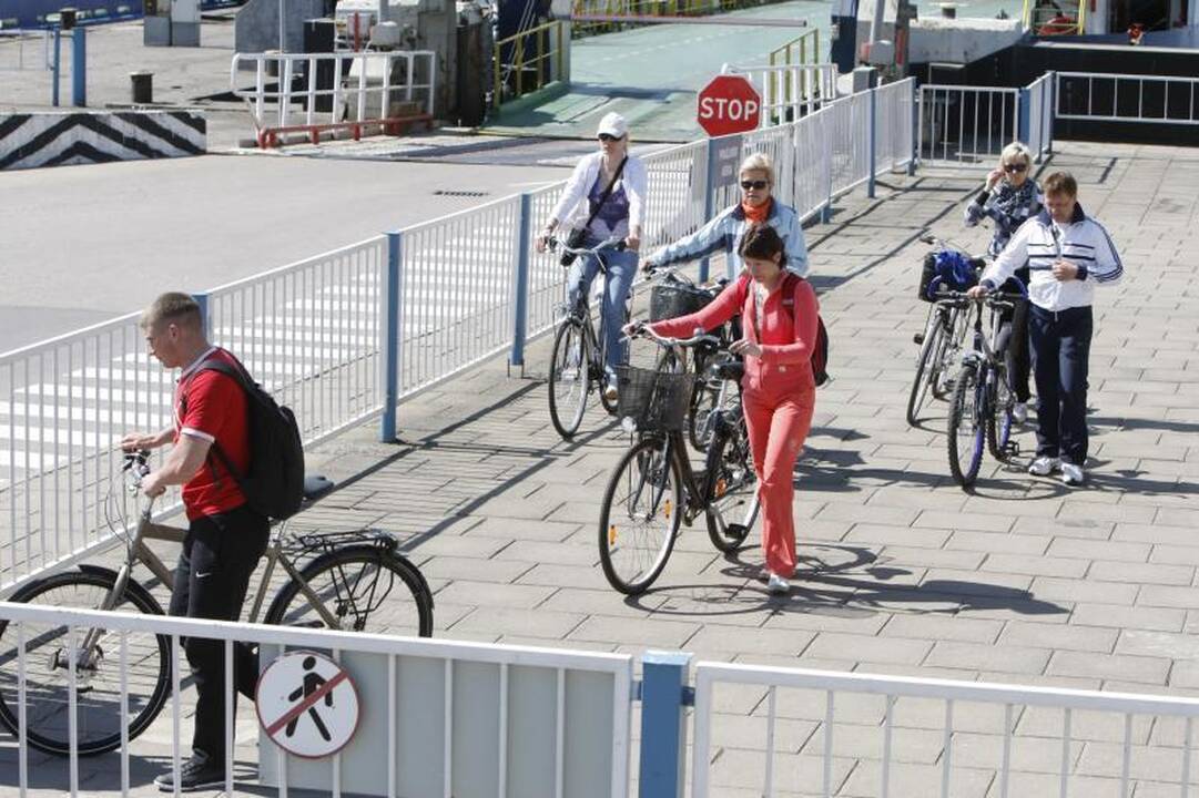 Į Smiltynę keliančiuose keltuose – apgultis