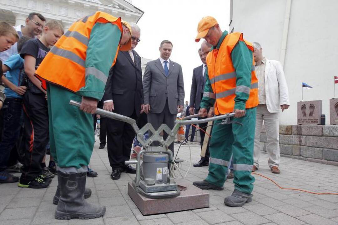 Baltijos keliui atminti sostinių vadovai įmontavo plytelę