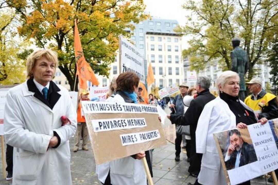 Profsąjungos pradėjo protestus prie ministerijų ir savivaldybių (papildyta)