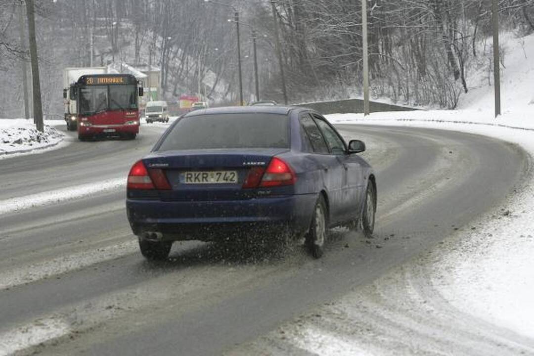 Eismo sąlygos Kaune sudėtingos, Šančiuose - mikroautobusų avarija (papildyta)
