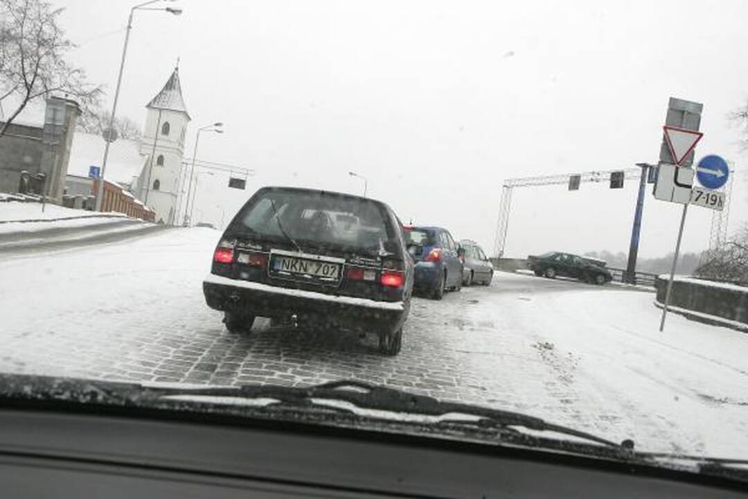 Eismo sąlygos Kaune sudėtingos, Šančiuose - mikroautobusų avarija (papildyta)