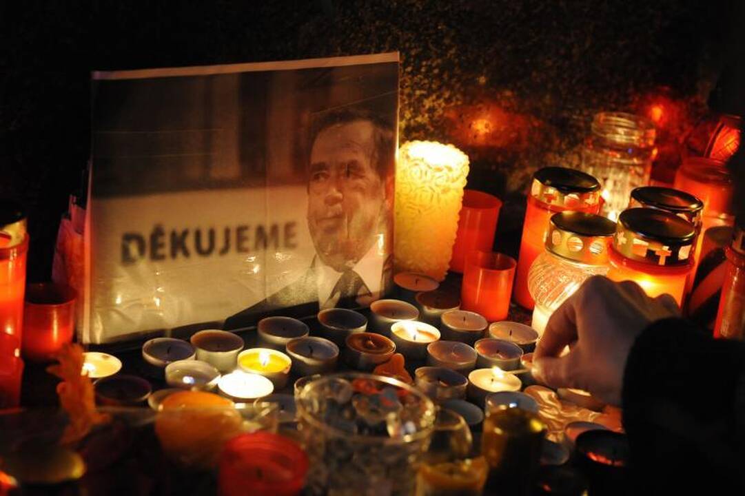 Čekijoje žmonės eina į gatves pareikšti pagarbos V.Havelui