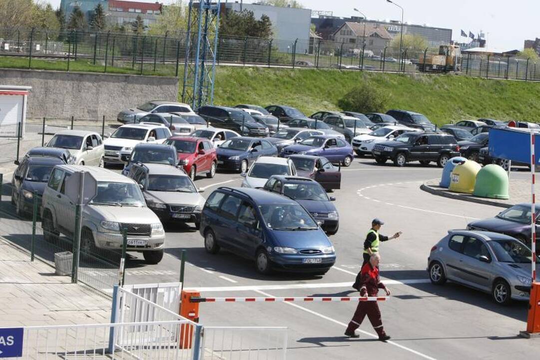 Į Smiltynę keliančiuose keltuose – apgultis