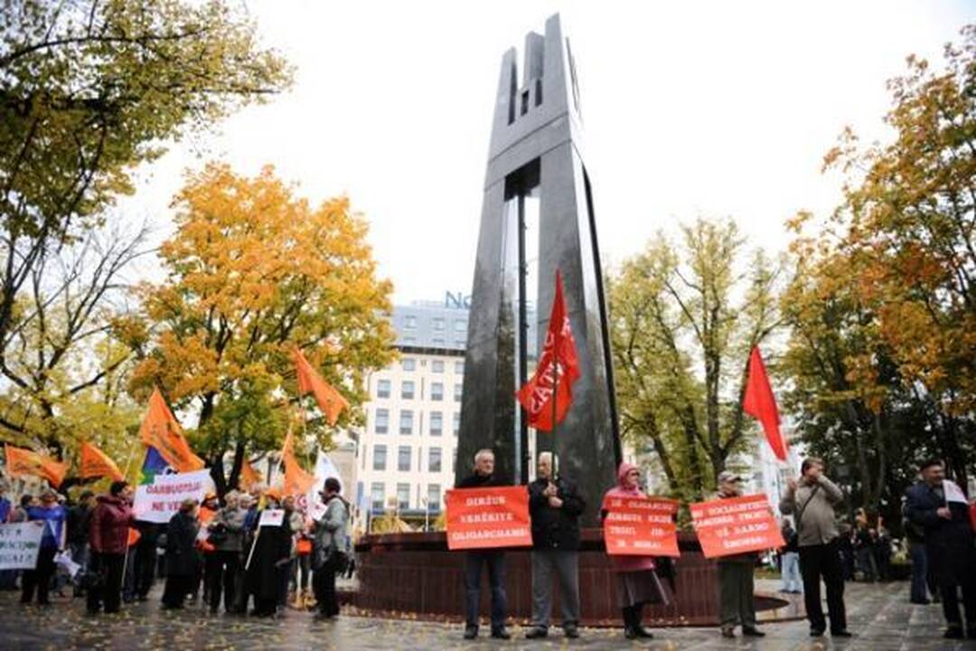 Profsąjungos pradėjo protestus prie ministerijų ir savivaldybių (papildyta)