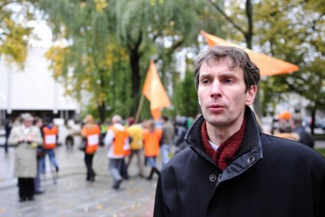 Profsąjungos pradėjo protestus prie ministerijų ir savivaldybių (papildyta)