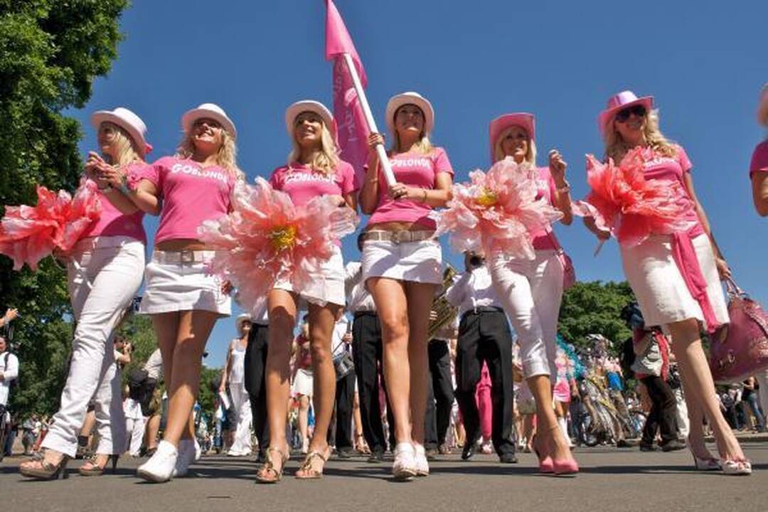 Blondinių parado dalyvės siekė pakelti žmonėms nuotaiką