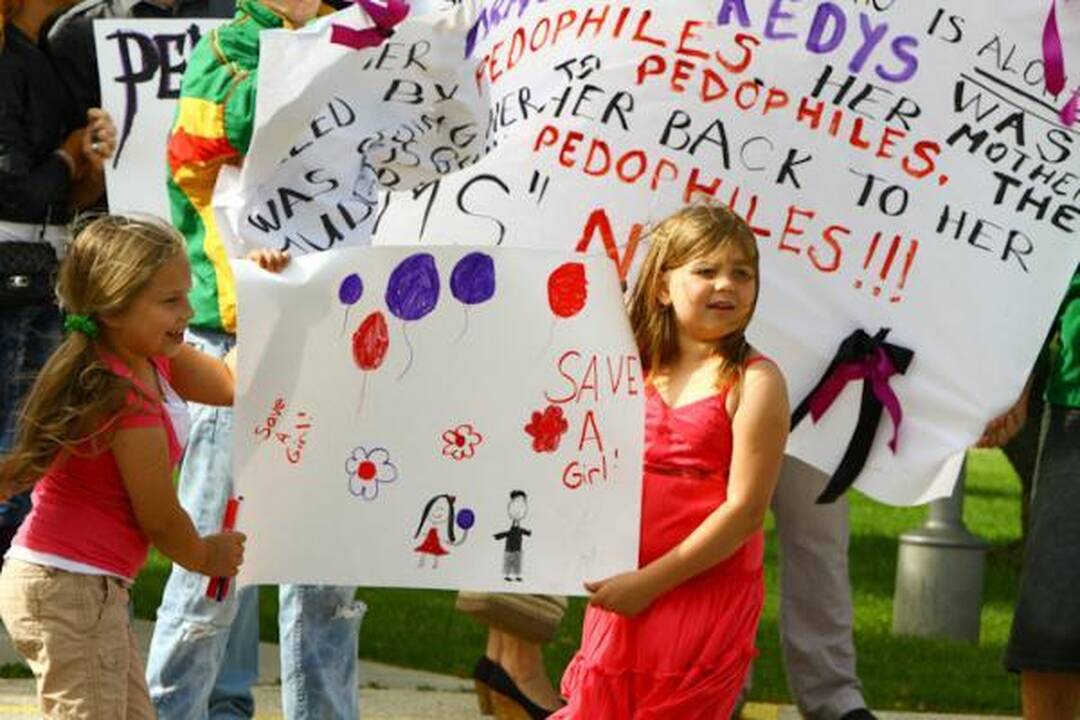 Dėl D.Kedžio dukters - protestai Lemonte, Dubline, Londone (papildyta 14.10 val.)