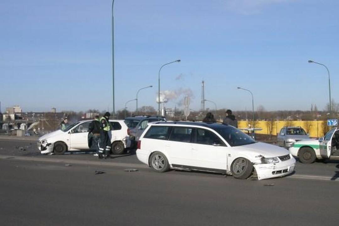 Ant Mokyklos gatvės viaduko susidūrė trys mašinos