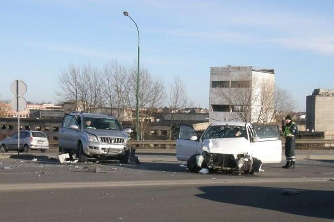 Ant Mokyklos gatvės viaduko susidūrė trys mašinos
